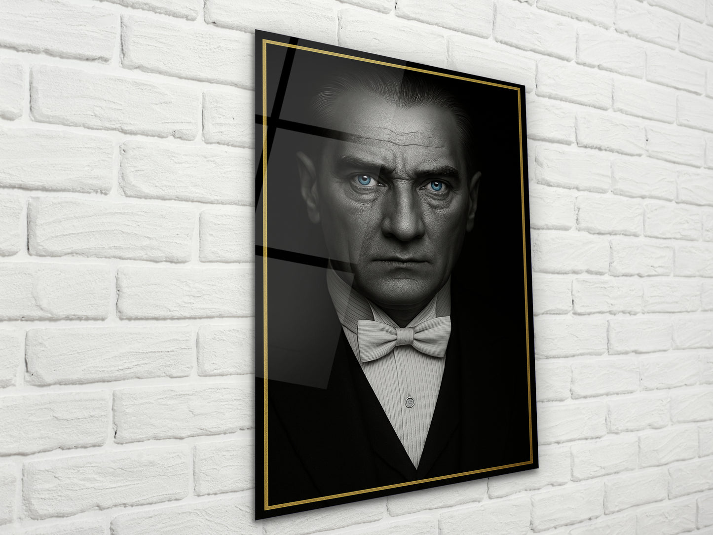 Mavi Gözlü Atatürk Cam Tablo – Gold Çerçeveli Klasik Takım Elbiseli Atatürk Tablosu- Modern Ev ve Ofis Dekoru