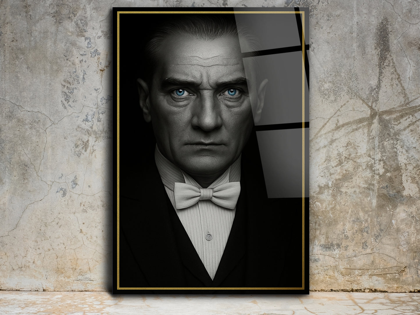 Mavi Gözlü Atatürk Cam Tablo – Gold Çerçeveli Klasik Takım Elbiseli Atatürk Tablosu- Modern Ev ve Ofis Dekoru