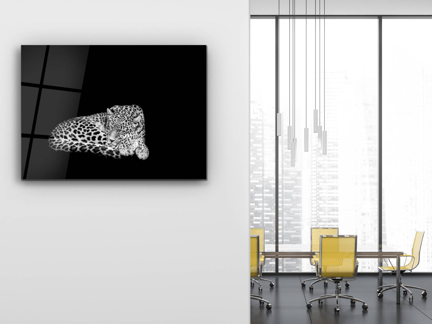 Uyuyan Leopar Cam Tablo – Siyah Beyaz Minimalist Hayvan Tablosu