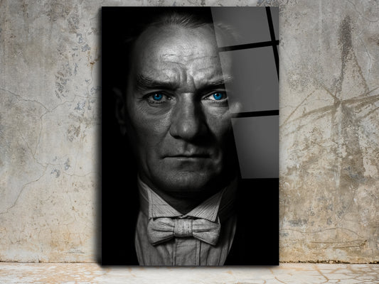 Mavi Gözlü Atatürk Portresi Siyah Beyaz Cam Tablo – Atatürk Tablosu - Modern Ev ve Ofis Dekoru